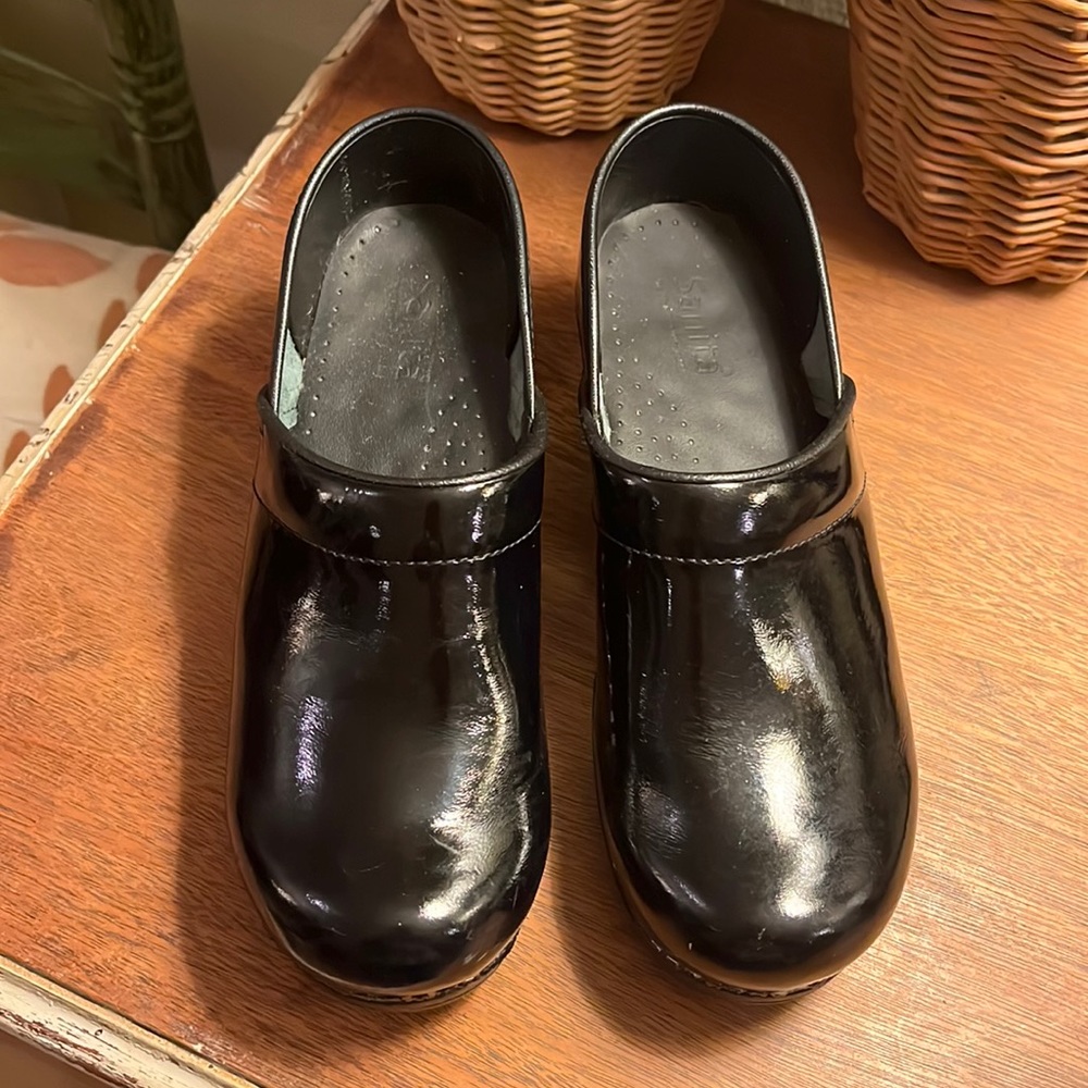 SANITA The Original Danish Clog :: size 39 (US 8) black patent